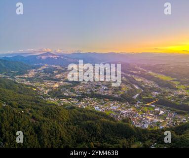 Chichibu, Saitama, Giappone con la montagna Buko al crepuscolo. Foto Stock