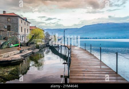 Ohrid Boardwalk, una passerella sul lago che conduce dalla città vecchia di Ocrida alla fortezza di Samuele lungo un sentiero sul lago. In Macedonia del Nord. Foto Stock