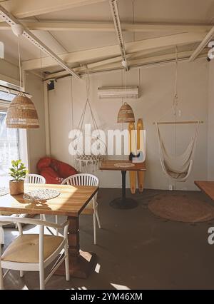 Interni in stile bohémien con amache e decorazioni Foto Stock