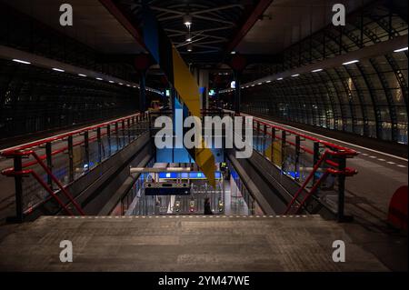 Scale e corridoio della stazione centrale della metropolitana di Amsterdam, Paesi Bassi, 14 novembre 2024 Foto Stock