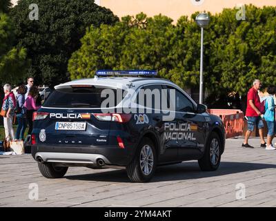 Palma de Mallorca, Spagna; 19 novembre 2024: Pattugliamento automobilistico della polizia nazionale nel Parque del Mar di Palma de Mallorca Foto Stock