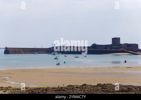 Vista panoramica del forte di St Aubins con la bassa marea, Isola di Jersey. Regno Unito. Foto Stock