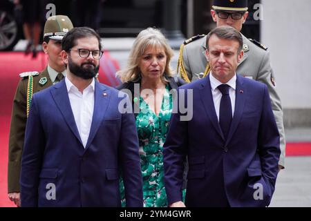 Santiago, metropolitana, Cile. 20 novembre 2024. Il presidente francese Emmanuel Macron, a destra, cammina accanto al presidente cileno Gabriel Boric, a sinistra, durante la sua visita al palazzo presidenziale la Moneda a Santiago, Cile. (Immagine di credito: © Matias Basualdo/ZUMA Press Wire) SOLO PER USO EDITORIALE! Non per USO commerciale! Foto Stock