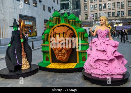 Una mostra Lego di Wicked che promuove il prossimo film nell'area fuori dal Today show, 2024, New York City, USA Foto Stock