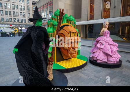 Una mostra Lego di Wicked che promuove il prossimo film nell'area fuori dal Today show, 2024, New York City, USA Foto Stock