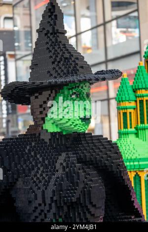 Una mostra Lego di Wicked che promuove il prossimo film nell'area fuori dal Today show, 2024, New York City, USA Foto Stock