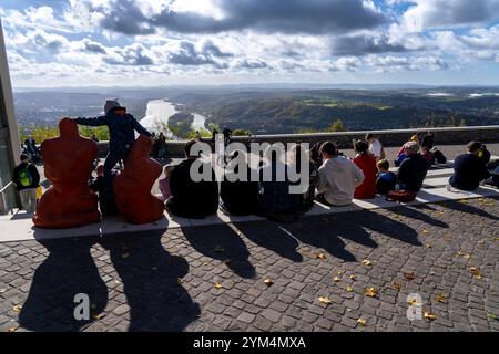 Vista dall'altopiano di Drachenfels, sul Reno a sud, turisti, il Drachenfels è una montagna nel Siebengebirge sul Reno tra Bad ho Foto Stock