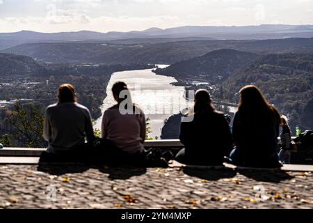 Vista dall'altopiano di Drachenfels, sul Reno a sud, turisti, il Drachenfels è una montagna nel Siebengebirge sul Reno tra Bad ho Foto Stock