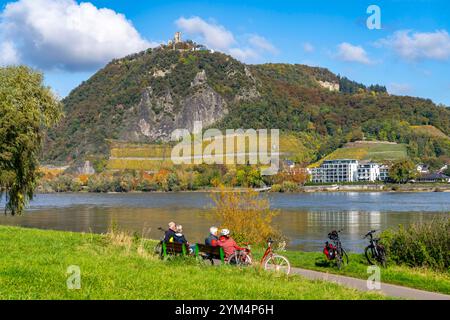 Pista ciclabile sul Drachenfels, una montagna nel Siebengebirge sul Reno tra Bad Honnef e Königswinter, con rovine del castello di Drachenfels, barca t Foto Stock