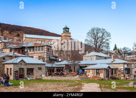 Nymfaio, Grecia - 18 marzo 2024: Nymfaio, un villaggio tradizionale di montagna nell'unità regionale di Florina, Macedonia occidentale, Grecia. Foto Stock