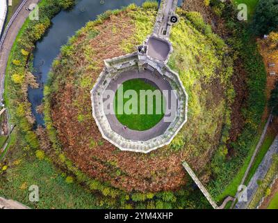 Vista dall'alto verso il basso dell'antica fortezza del castello di Cardiff, Galles Foto Stock