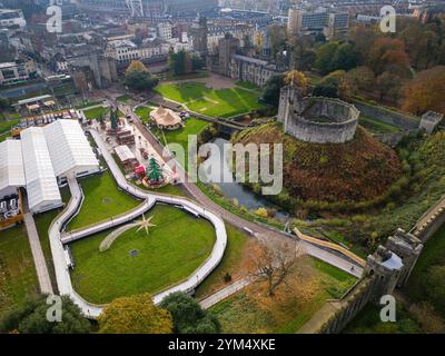 Veduta aerea della pista di pattinaggio su ghiaccio all'aperto del Cardiff Winter Wonderland nei terreni del castello di Cardiff Foto Stock