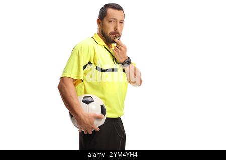 Arbitro di calcio che lancia un fischio e tiene una palla isolata su sfondo bianco Foto Stock