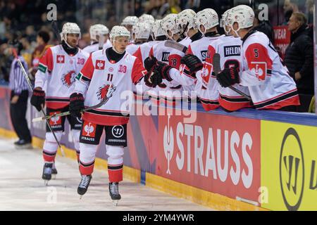 Ginevra, Svizzera. 20 novembre 2024. Ginevra, Svizzera, 20 novembre 2024 : Antti Suomela (11 HC Losanna) festeggia con i compagni di squadra durante la partita di Champions Hockey League tra Geneve-Servette HC e HC Losanna a Les Vernets a Ginevra (Svizzera) (Giuseppe Velletri/SPP) credito: SPP Sport Press Photo. /Alamy Live News Foto Stock