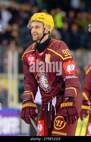 Ginevra, Svizzera. 20 novembre 2024. Ginevra, Svizzera, 20 novembre 2024 : Simon le Coultre (90 Geneve-Servette HC) ride con i tifosi durante la partita di Champions Hockey League tra Geneve-Servette HC e HC Losanna a Les Vernets a Ginevra, Svizzera (Giuseppe Velletri/SPP) credito: SPP Sport Press Photo. /Alamy Live News Foto Stock