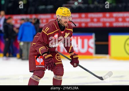 Ginevra, Svizzera. 20 novembre 2024. Ginevra, Svizzera, 20 novembre 2024 : Vincent Praplan (11 Geneve-Servette HC) festeggia con i tifosi durante la partita della Champions Hockey League tra Geneve-Servette HC e HC Losanna al Les Vernets di Ginevra, Svizzera (Giuseppe Velletri/SPP) credito: SPP Sport Press Photo. /Alamy Live News Foto Stock