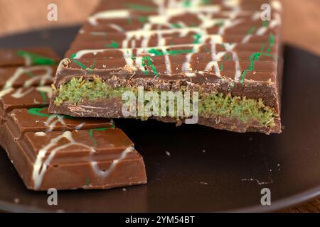 20.11.2024, Trend Dubai Schokolade, Hier eine selbergemachte mit Pistazien-Füllung und Engelshaar 20.11.2024, Trend Dubai Schokolade 20.11.2024, Trend Dubai Schokolade *** 20 11 2024, Trend Dubai Chocolate, ecco un cioccolato fatto in casa con ripieno di pistacchio e capelli d'angelo 20 11 2024, Trend Dubai Chocolate 20 11 2024, Trend Dubai Chocolate Foto Stock