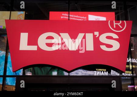 New York, Stati Uniti. 19 novembre 2024. Un negozio di abbigliamento Levi's si trova a Manhattan, New York. (Foto di Jimin Kim/SOPA Images/Sipa USA) credito: SIPA USA/Alamy Live News Foto Stock