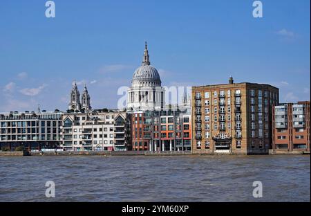 Londra, Regno Unito - 20 settembre 2024: Edifici sul lungomare lungo il Tamigi, con la cupola e le torri della Cattedrale di St. Paul Foto Stock