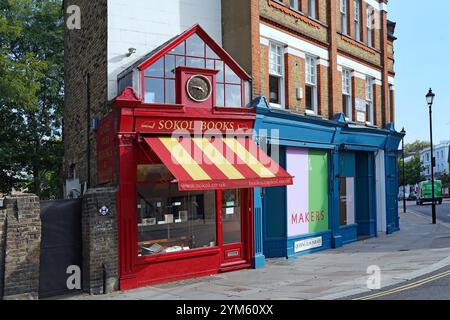 Londra, Regno Unito - 20 settembre 2024: Vetrine colorate in piccoli edifici nel quartiere Chelsea di Londra Foto Stock