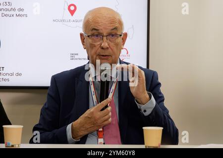 Parigi, Francia. 20 novembre 2024. Il sindaco di Gradignan Michel Labardin parla durante la fiera dei sindaci e delle Comunità il 20 novembre 2024 a Parigi, Francia. Crediti: Bernard Menigault/Alamy Live News Foto Stock