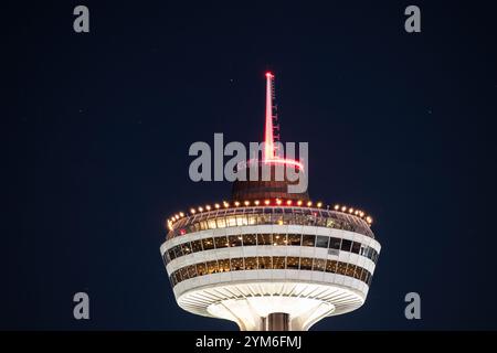 Skylon Tower di notte da Clifton Hill a Niagara Falls, Ontario, Canada Foto Stock