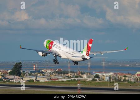 L'aereo passeggeri della TAP Air Portugal Airbus A330-202 decolla all'aeroporto Humberto Delgado di Lisbona Foto Stock