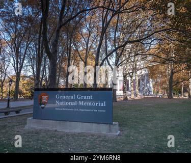 New York, New York, USA – 28 ottobre 2024: Esterno del General Grant National Memorial nell'Upper West Side di Manhattan a New York, New York, USA. Foto Stock