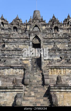 Vista panoramica del tempio buddista di Borobudur nell'isola di Giava, Indonesia Foto Stock