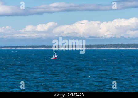 Di fronte al BIC National Park, una barca a vela sul fiume San Lorenzo con l'isola BIC sullo sfondo (Quebec, Canada) Foto Stock