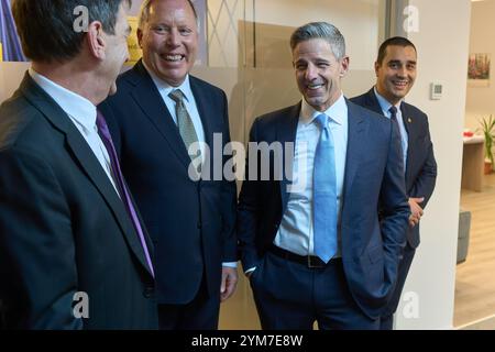 Bucarest, Romania. 20 novembre 2024: Raymond Piselli (C-R), Vicepresidente, International Business presso Lockheed Martin, partecipa alla cerimonia di firma della lettera di intenti tra Lockheed Martin e la società rumena Sinteza SA per l'utilizzo della tecnologia GridStar Flow nella produzione di elettrolito negativo per batterie a lunga durata. Grazie a questa collaborazione, Sinteza S.A. costruirà una fabbrica da 50 milioni di euro a Oradea, che produrrà 30.000 tonnellate di elettrolito negativo all'anno. Crediti: Lucian Alecu/Alamy Live News Foto Stock