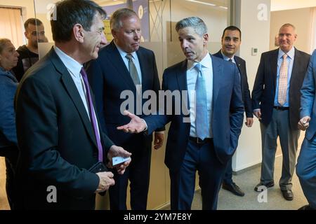 Bucarest, Romania. 20 novembre 2024: Raymond Piselli (C), Vicepresidente, International Business di Lockheed Martin, partecipa alla cerimonia di firma della lettera di intenti tra Lockheed Martin e la società rumena Sinteza SA per l'utilizzo della tecnologia GridStar Flow nella produzione di elettroliti negativi per batterie a lunga durata. Grazie a questa collaborazione, Sinteza S.A. costruirà una fabbrica da 50 milioni di euro a Oradea, che produrrà 30.000 tonnellate di elettrolito negativo all'anno. Crediti: Lucian Alecu/Alamy Live News Foto Stock