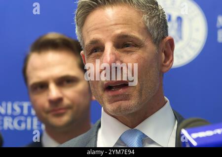 Bucarest, Romania. 20 novembre 2024: Raymond Piselli, Vicepresidente, International Business presso Lockheed Martin, interviene durante la cerimonia di firma della lettera di intenti tra Lockheed Martin e la società rumena Sinteza SA per l'utilizzo della tecnologia GridStar Flow nella produzione di elettrolito negativo per batterie a lunga durata. Grazie a questa collaborazione, Sinteza S.A. costruirà una fabbrica da 50 milioni di euro a Oradea, che produrrà 30.000 tonnellate di elettrolito negativo all'anno. Crediti: Lucian Alecu/Alamy Live News Foto Stock