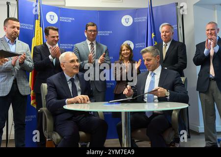 Bucarest, Romania. 20 novembre 2024: Gelu Stan (in basso a sinistra), Amministratore delegato di Sinteza SA e Raymond Piselli (in basso a destra), Vice Presidente, International Business di Lockheed Martin, firmano la lettera d'intenti tra Lockheed Martin e la società rumena Sinteza SA per l'uso della tecnologia GridStar Flow nella produzione di elettrolita negativo per batterie di stoccaggio a lungo termine. Grazie a questa collaborazione, Sinteza S.A. costruirà una fabbrica da 50 milioni di euro a Oradea, che produrrà 30.000 tonnellate di elettrolito negativo all'anno. Crediti: Lucian Alecu/Alamy Live News Foto Stock