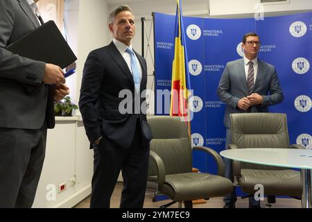 Bucarest, Romania. 20 novembre 2024: Raymond Piselli (C), Vicepresidente, International Business di Lockheed Martin, partecipa alla cerimonia di firma della lettera di intenti tra Lockheed Martin e la società rumena Sinteza SA per l'utilizzo della tecnologia GridStar Flow nella produzione di elettroliti negativi per batterie a lunga durata. Grazie a questa collaborazione, Sinteza S.A. costruirà una fabbrica da 50 milioni di euro a Oradea, che produrrà 30.000 tonnellate di elettrolito negativo all'anno. Crediti: Lucian Alecu/Alamy Live News Foto Stock