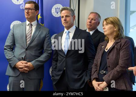 Bucarest, Romania. 20 novembre 2024: Raymond Piselli (C), Vicepresidente, International Business presso Lockheed Martin, e Kathleen Kavalec (R), ambasciatrice degli Stati Uniti in Romania, partecipano alla cerimonia di firma della lettera di intenti tra Lockheed Martin e la società rumena Sinteza SA per l'uso della tecnologia GridStar Flow nella produzione di elettrolito negativo per batterie a lunga durata. Grazie a questa collaborazione, Sinteza S.A. costruirà una fabbrica da 50 milioni di euro a Oradea, che produrrà 30.000 tonnellate di elettrolito negativo all'anno. Crediti: Lucian Alecu/Alamy Live News Foto Stock