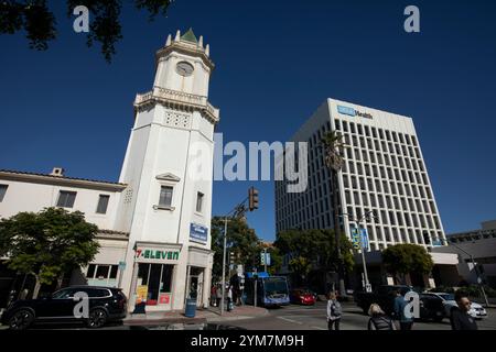 Westwood Village, Los Angeles, California, Stati Uniti - 16 novembre 2024: Gli individui attraversano a piedi il centro storico di Westwood Village. Foto Stock