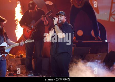 Nashville, Stati Uniti. 20 novembre 2024. Luke Combs si esibisce durante il 58° CMA Awards a Nashville, Tennessee, mercoledì 20 novembre 2024. Foto di John Angelillo/UPI credito: UPI/Alamy Live News Foto Stock