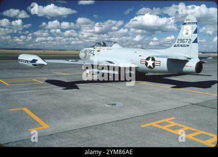 Foto di bellezza T-33A. Linee pulite di Lockheed T-Bird si distinguono sulla rampa Montana ANG presso Great Falls IAP in una tipica giornata di sole. I serbatoi a punta erano una necessità a causa della riduzione della capacità del serbatoio della fusoliera del P-80 per adattarsi al cockpit posteriore. Notare i freni e le alette di velocità sotto la fusoliera e le ali. Foto Stock