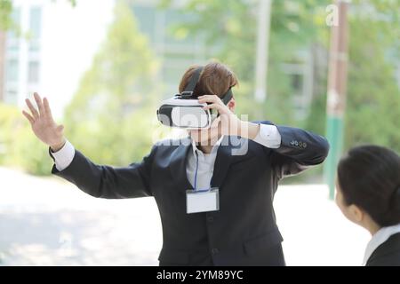 Uomo d'affari che utilizza apparecchiature VR Foto Stock