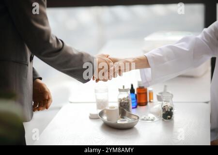 Il medico e il rappresentante di vendita stringono la mano Foto Stock