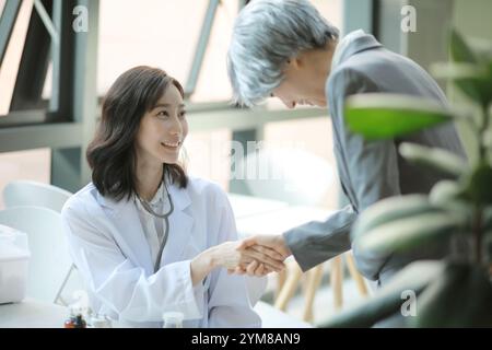 Medico e Farmaceutico rappresentante vendite stringono le mani Foto Stock