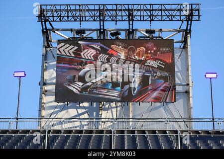 Las Vegas, Nevada, Stati Uniti. 20 novembre 2024. Un cartellone di F1 in mostra prima del Gran Premio d'Argento di Las Vegas 2024 di Formula 1 sul Las Vegas Street Circuit di Las Vegas, Nevada. Christopher Trim/CSM/Alamy Live News Foto Stock