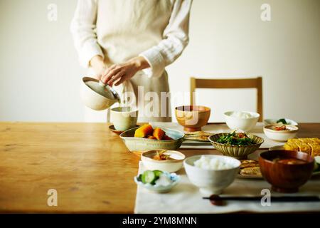 Donna versando il tè Foto Stock