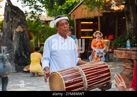 Ritratto di un musicista maschile vietnamita che suona un tamburo tradizionale al po Nagar Cham Towers Festival di Nha Trang in Asia. Nha Trang, Vietnam - 8 agosto 2024 Foto Stock