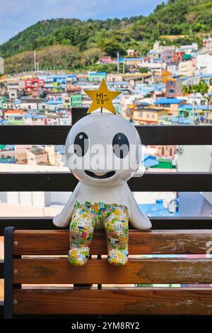 2024 settembre, statua presso il villaggio culturale Gamcheon a Busan, Corea del Sud Foto Stock