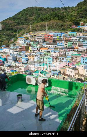 2024 settembre, pittura al villaggio culturale Gamcheon a Busan, Corea del Sud Foto Stock