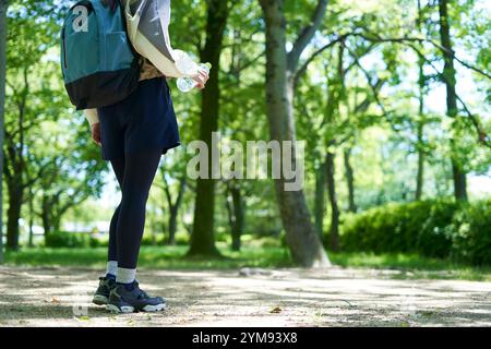 Giovane donna che si diverte ad arrampicarsi sul verde Foto Stock