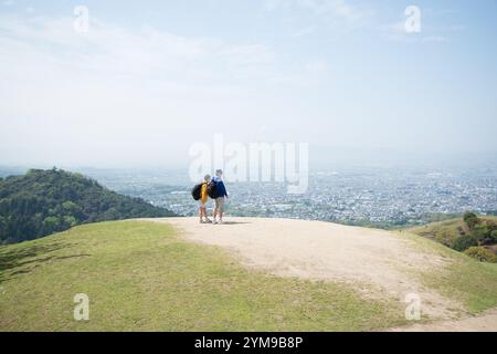 Uomo e donna in piedi sulla montagna Foto Stock