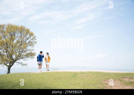 Uomo e donna in piedi sulla montagna Foto Stock